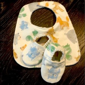 Gender neutral bib and baby slippers set.